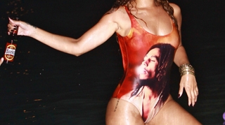 Uite-o pe Rihanna beata in piscina! S-a distrat cu prietenii pana dimineata!