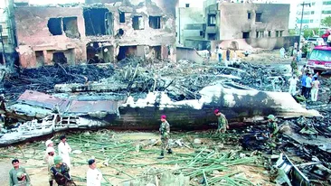 Un avion s-a prabusit peste case