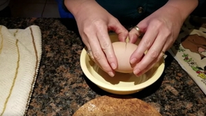 A găsit un ou uriaș și l-a spart! Ce a găsit înauntru l-a lăsat fără cuvinte VIDEO