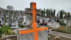 Scene terifiante într-un cimitir din Alba Iulia. Mai multe morminte au fost profanate pentru neplata taxelor