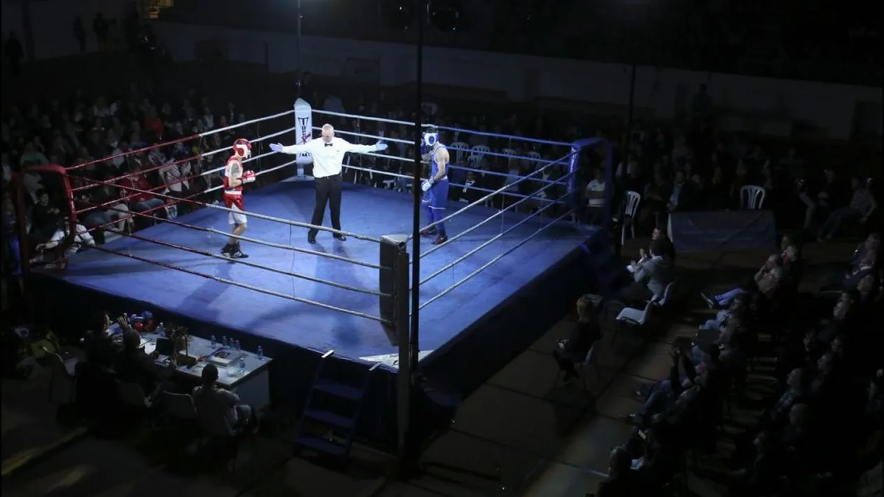 Momentul șocant în care un boxer este făcut K.O. Sportivul e acum în stare critică.