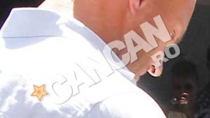 Lady GaGa, pazita de doi "dulai" la hotel! Unul i-a smuls aparatul unui fotograf, celalalt avea o cicatrice horror