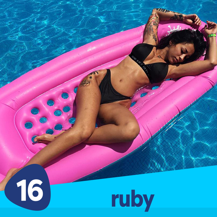 Ruby, sexy și jucăușă la plajă