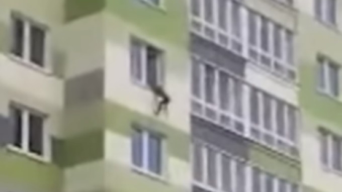 VIDEO! Imagini cu puternic impact emoțional! Un copil de 5 ani a căzut de la etajul 7