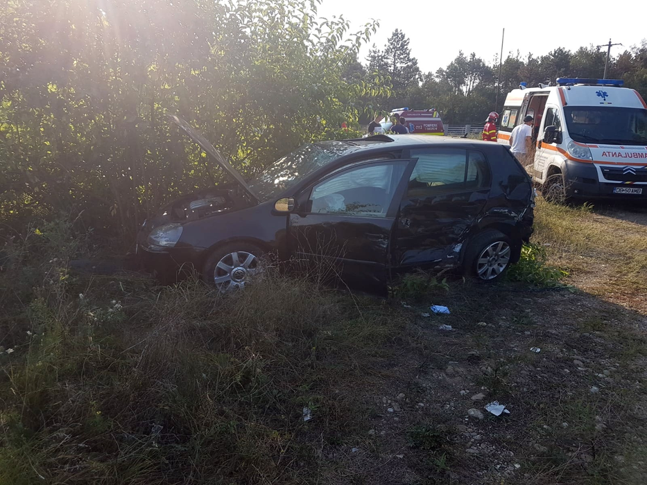 Accident în lanț produs de o șoferiță neatentă. Două mașini au ajuns în șanț, răsturnate