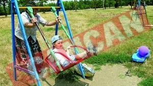 Leaganele din marile parcuri bucurestene stau sa cada
