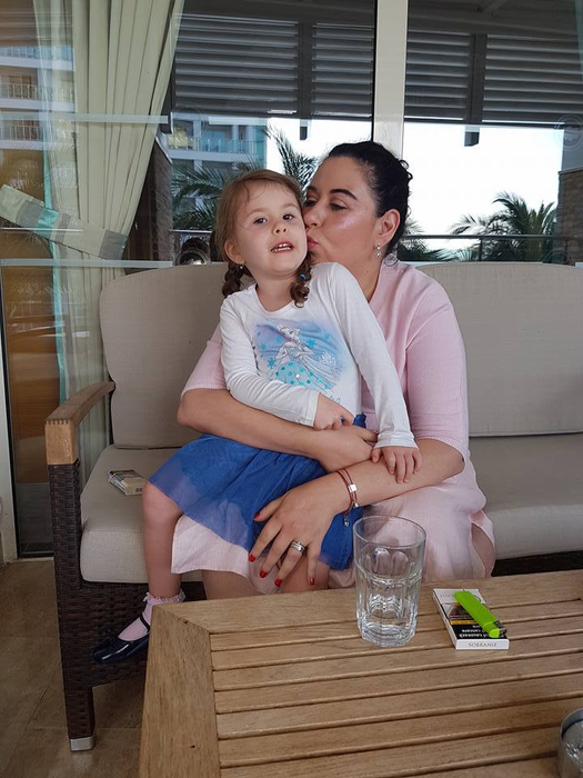 Oana Roman a arătat tuturor cum doarme fetiţa ei, doar că un alt detaliu a ieşit rău de tot în evidenţă. Ce s-a văzut chiar lângă pat
