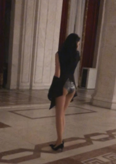 Cristina Belciu a apărut cu posteriorul la vedere în ”Casa Poporului”!