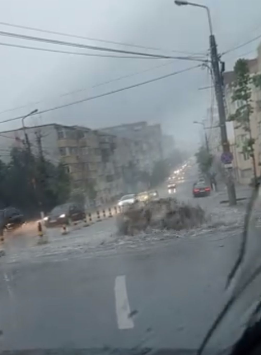 Scene „apocaliptice” la Iași! Arterele principale au fost inundate din cauza ploilor abundente