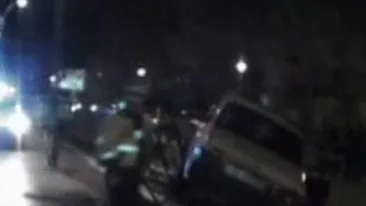 VIDEO Au intrat cu masina in gard, sub ochii politistilor