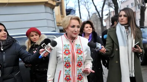 Cât costă celebrul palton alb al premierului Viorica Dăncilă! Nu oricine îşi permite o asemenea haină de designer