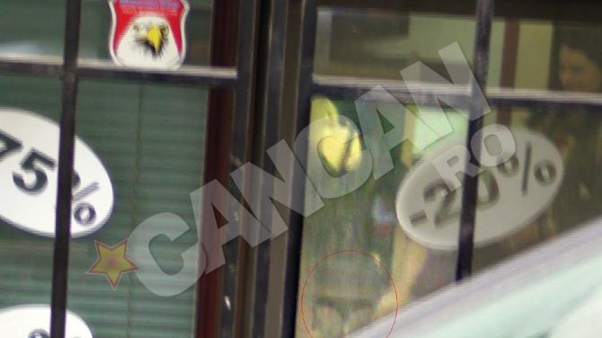 N-a mai avut rabdare sa ajunga la cabina!  Iulia Vantur s-a dezbracat in vitrina magazinului