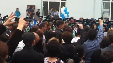 Au vrut sa ramana in istoria liceului, dar vor ramane in istoria internetului! Imnul asta de absolvire va deveni viral!