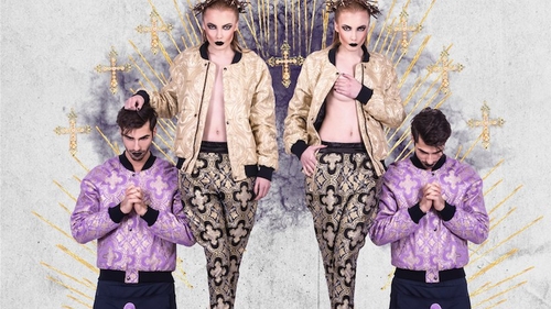 Scandalos! Un tanar designer roman si-a pus in cap Biserica! Face haine sexy din straiele preotilor!