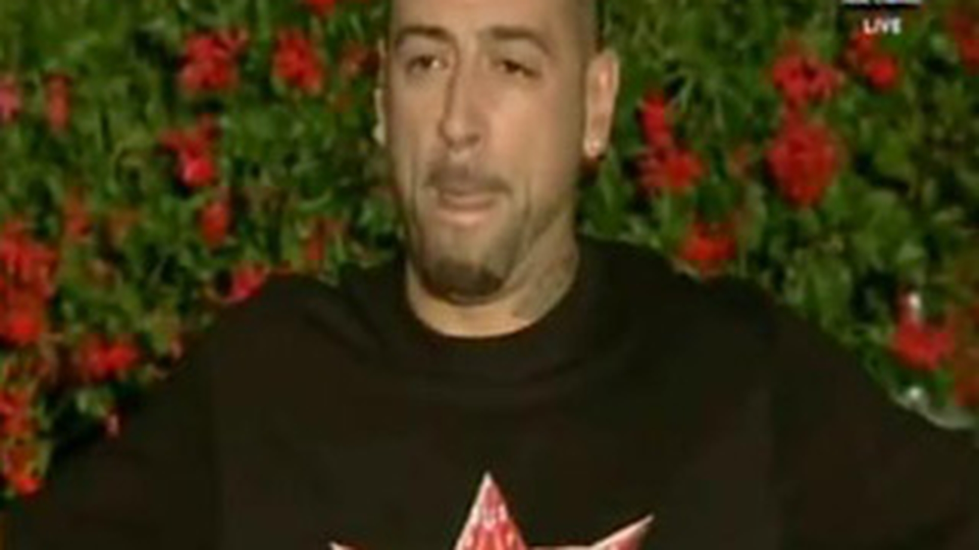 VIDEO CRBL s-a suparat pe cei care l-au criticat pe Facebook: "Eu cum pot sa ma apar? Decat facand versuri!" Vezi cum a improvizat pe scena RMA