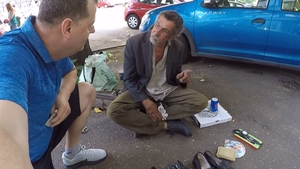 Un experiment făcut în București a devenit viral! Ce alege un om al străzii dintre o sticlă de vodcă și o pizza