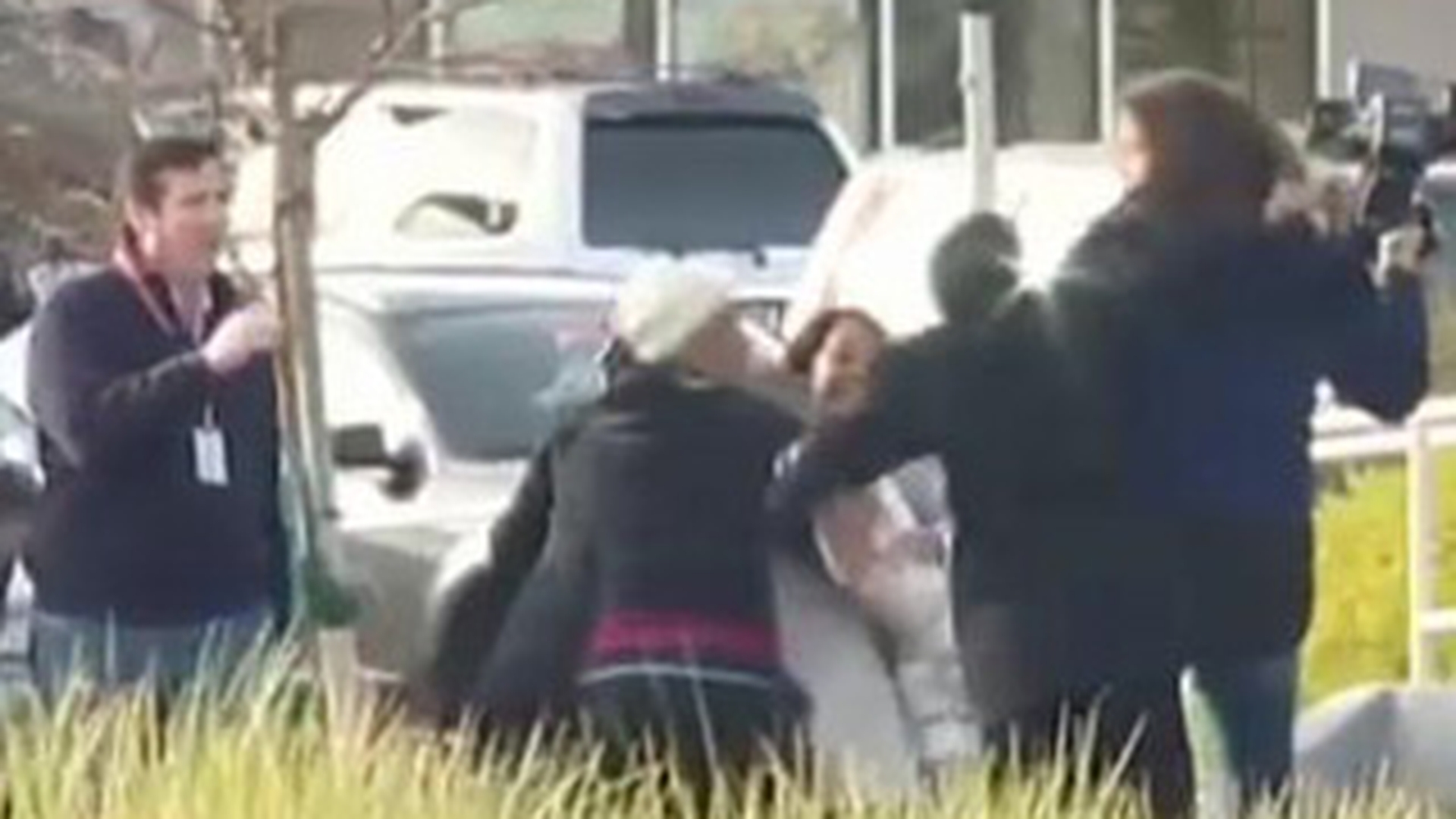 VIDEO Riscurile meseriei! Un reporter si o femeie cameraman sunt calcati in picioare la o inmormantare