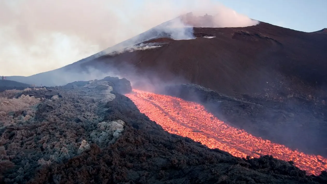 Explozii puternice pe Etna! A fost ridicat nivelul de alertă