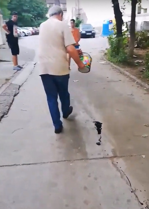 Așa ceva nu s-a mai văzut! Cum s-a răzbunat un pensionar din Bacău pe copiii gălăgioși din spatele blocului