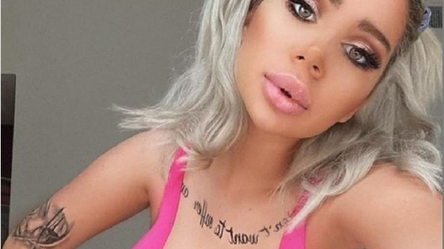 Bia Khalifa, fosta iubită a lui Dani Mocanu și tânăra care a șocat juriul iUmor, filmată în ipostaze rușinoase. Ce a făcut într-o toaletă întrece orice imaginație