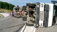 Trei persoane au fost rănite după ce un TIR s-a răsturnat pe o mașină în Valea Oltului