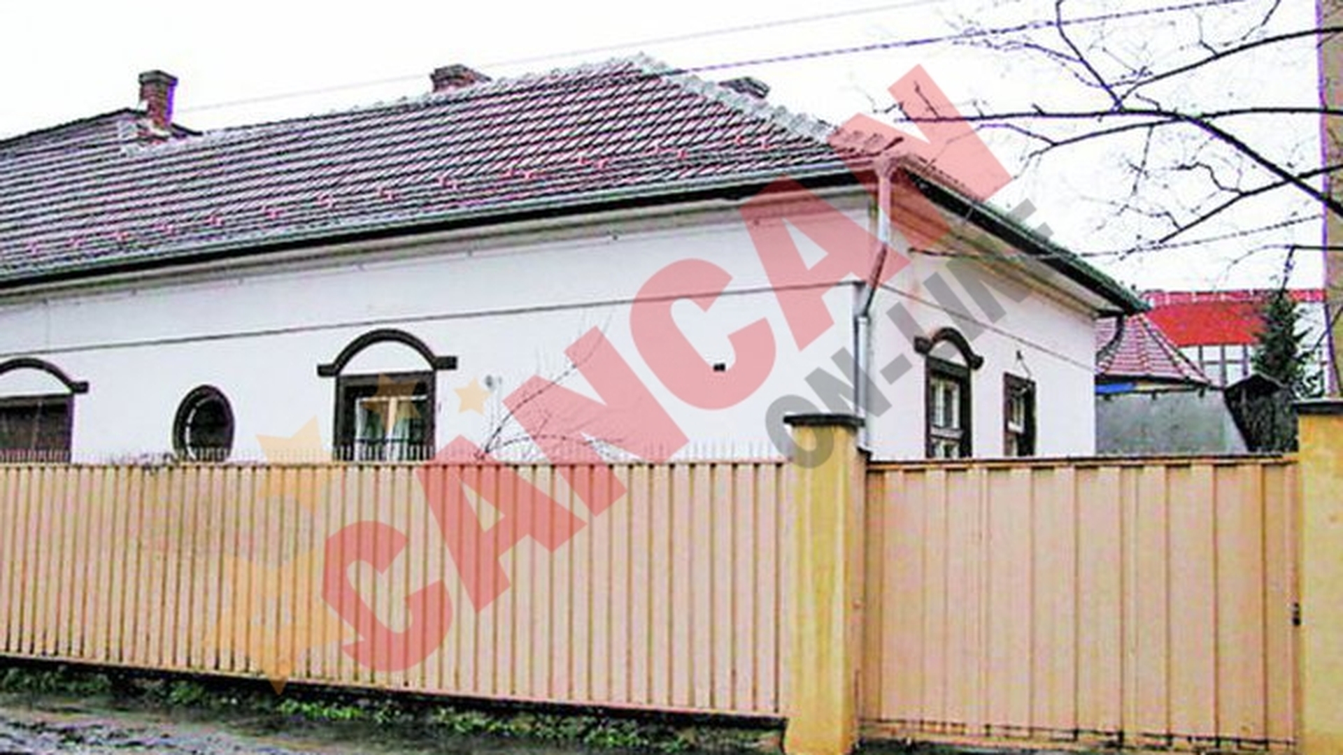 Maicuta amenintata cu arma si jefuita
