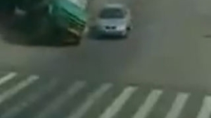 VIDEO INGROZITOR! Un camion s-a rasturnat peste un autoturism! Soferul si alte doua persoane au fost strivite!