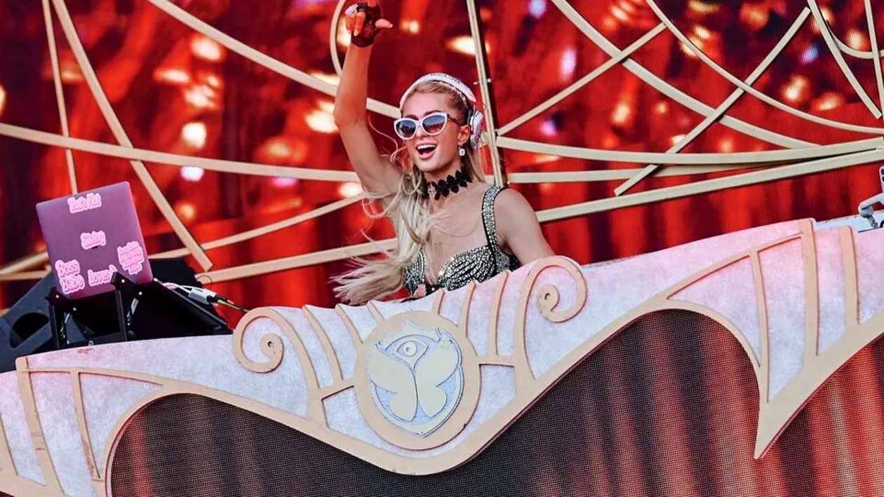 Paris Hilton va mixa la un festival din România. Suma exorbitantă pe care o cere