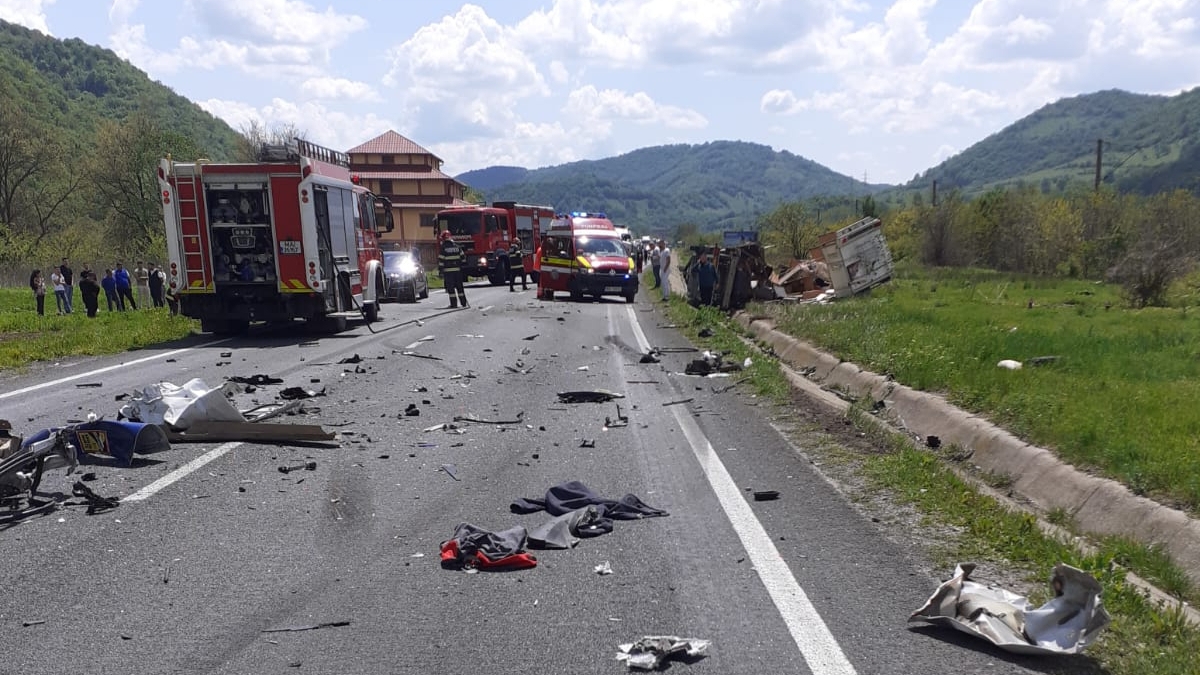 Tragedie de 1 mai pe un drum din Caraș-Severin! O persoană și-a pierdut viața, într-un accident cu cinci autovehicule