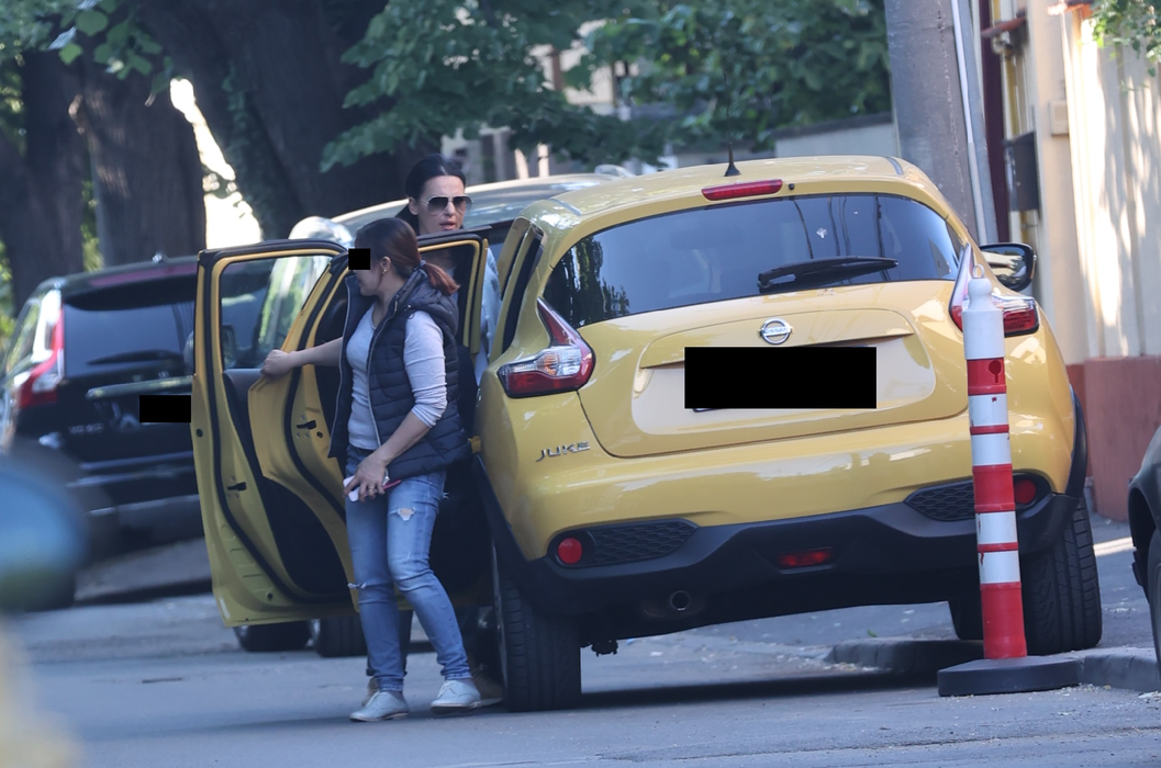 Lavinia Pîrva și bona ies din mașină (Foto: CANCAN.RO)