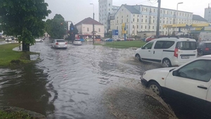 Inundații în Alba! O mașină a fost acoperită de ape