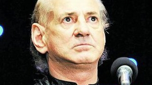 "Regele naiului" sta intr-o vila de lux pe ulita neasfaltata a satului Cobia. Casa lui Gheorghe Zamfir se vede de la trei kilometri