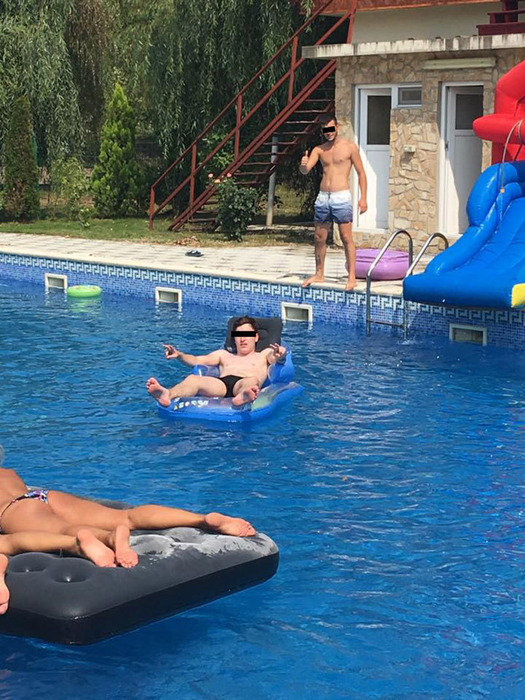 Pe proprietatea lui Nuţu Cămătaru există şi o piscină exterioară
