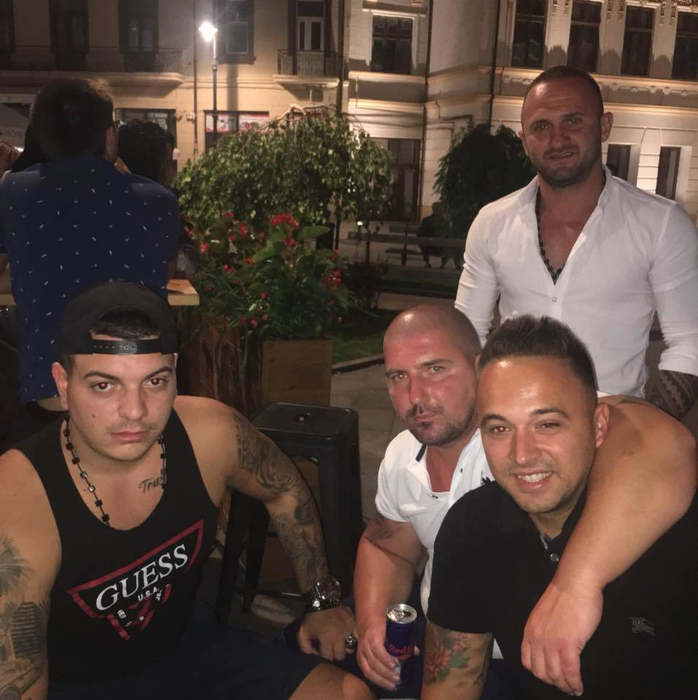 Iustin Covei (centru) şi prietenii săi