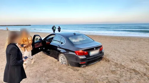 Amendă uriașă pentru o  femeie care a intrat cu mașina pe plaja din Constanța! Ce sancțiune i-au aplicat polițiștii