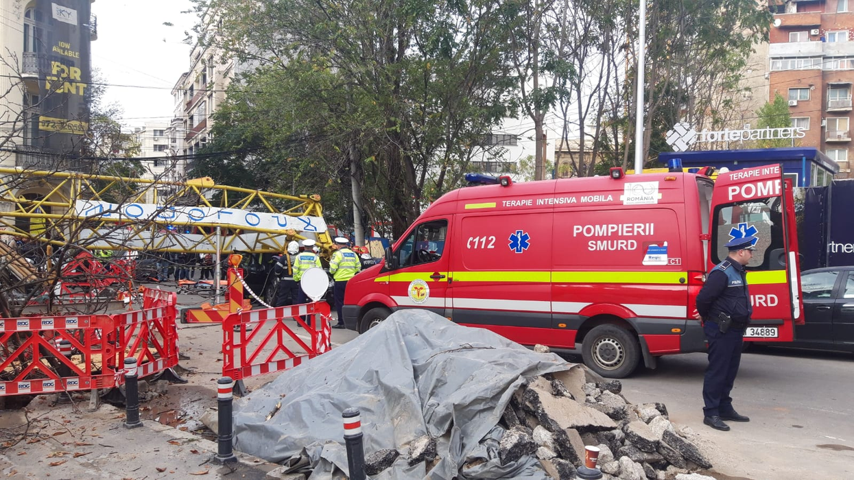 Scene de coșmar în București! O macara s-a prăbușit peste o mașină în care erau 4 oameni