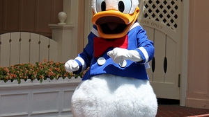 Scandal in lumea copiilor! Răţoiul Donald de la Disneyland, acuzat de rasism. Vezi cum e posibil aşa ceva
