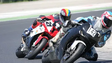 Ce bombă sexy are lângă el! Iubita unui mare campion la motociclism are sânii imenşi, iar maioul ăsta i-a lăsat la verede tot