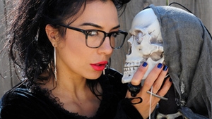 DJ Wanda, in pana de idei! Le-a incercat pe toate si nu stie in ce sa se deghizeze de Halloween! A fost vrajitoare si fantoma, iar acum vrea ceva sexy si infricosator!