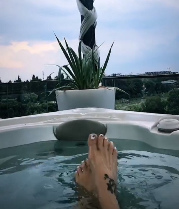 Delia, fotografiată în timp ce înota la piscină! Fanii, impresionați de corpul ei, au exclamat: “O prințesă!”