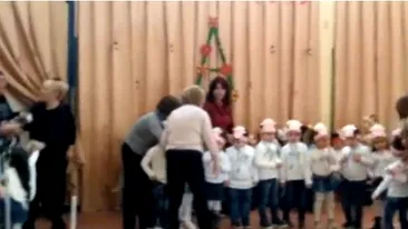 Două mame s-au luat la bătaie, în fața copiilor, la serbarea de Crăciun! VIDEO
