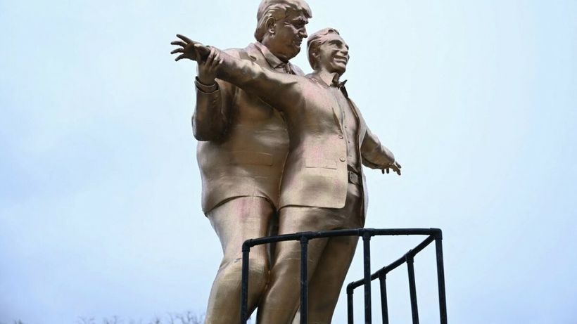 Donald Trump, criticat din nou pentru relația cu Epstein. Unde a fost amplasată statuia care recreează celebra scenă din Titanic