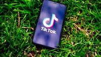 Și-a distrus viața pentru popularitate! Un adolescent s-a desfigurat din cauza unei provocări pe TikTok