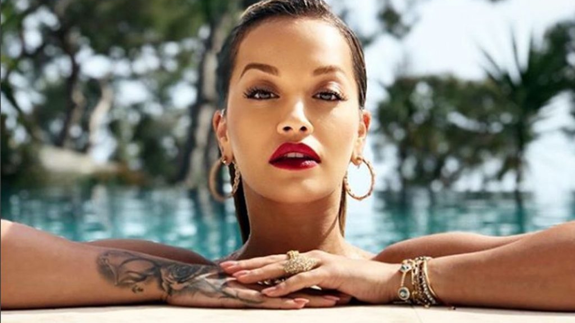 Rita Ora a recunoscut că este bisexuală: „Îmi place să sărut fetele!”