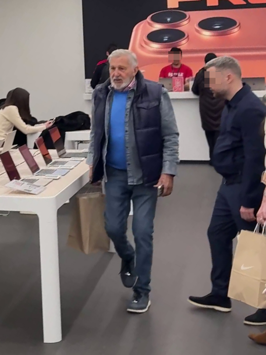 Ilie Năstase se uită atent prin magazin
