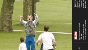 Jude Law le are cu balonul rotund!
