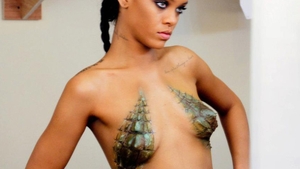 Rihanna a debutat în modă! Uite cum arată primele ei creaţii! Crezi că are talent de designer?