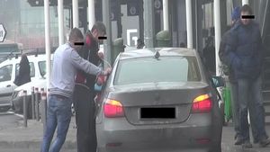 Nici in filmele cu Stan si Bran n-ai vazut asa ceva! Au folosit surubelnita si toporisca ca sa deschida masina