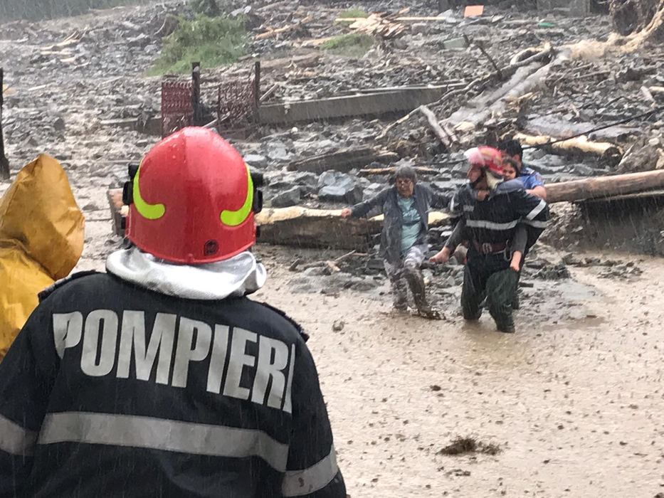 VIDEO. Viitură devastatoare în Argeș: oameni evacuați, gospodării inundate, drumuri blocate. O persoană s-a ales cu fractură deschisă
