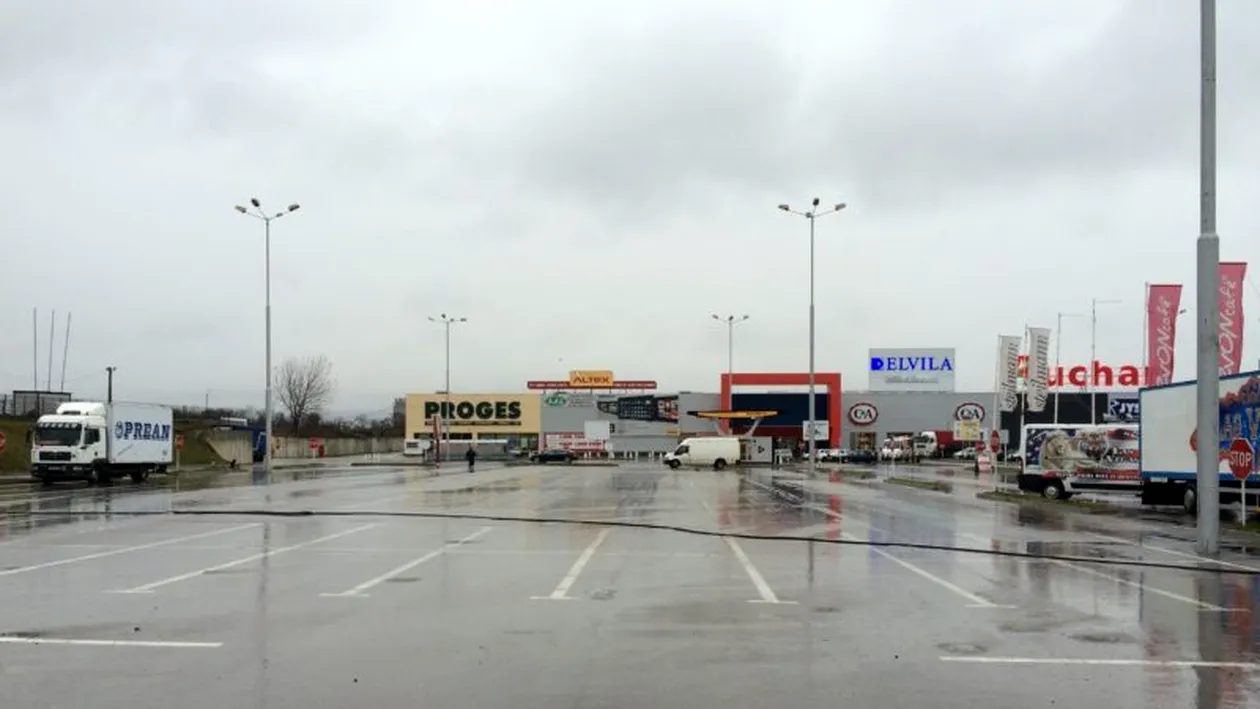 A fost haos în București! Disperați să-și facă provizii, românii au luat cu asalt hypermarket-urile
